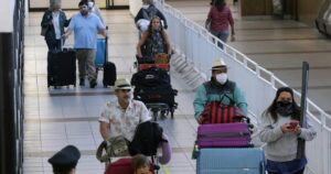 Chilenos varados en Tailandia rayan hotel y demandan menú vegano en avión