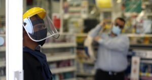 Trabajadores de farmacias confirman primer empleado fallecido por COVID-19 y denuncian falta de protocolos