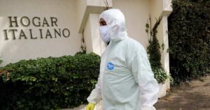 La preocupante situación en los centros de adultos mayores de Santiago: la mitad presenta casos de COVID-19