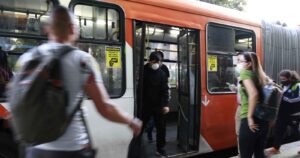 Usuarios del transporte público temen contraer coronavirus y piden medidas de sanitización