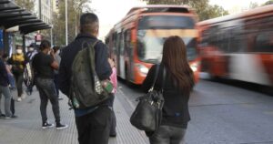 Estudio determinó que movilidad en algunas zonas vulnerables de la RM se redujo sólo un 15%