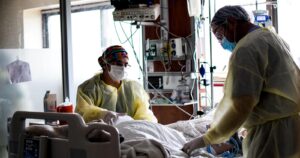 Gobierno exige a clínicas privadas aumentar camas UCI antes del domingo