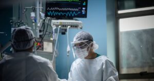 Arauco: Colegio Médico y Fenats se enfrentan por posible traslado de ventiladores a Santiago