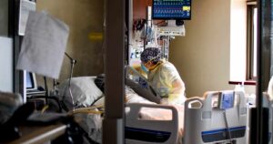 Ocupación de camas UCI llega al 93% en la Región Metropolitana