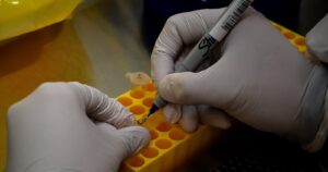 COVID-19: Minsal suspende permisos de cinco laboratorios por errores en resultados