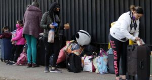 Intendencia descarta albergues para venezolanos que acampan afuera de embajada