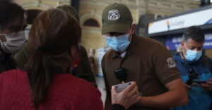 Detienen a mujer con coronavirus en Estación Central por incumplir cuarentena