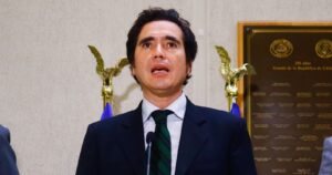 Ministro Briones responde críticas de Bachelet: 