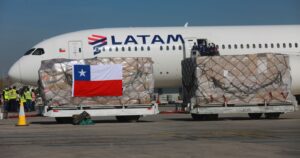 Gobierno recibe cargamento de insumos desde China con 60 ventiladores mecánicos