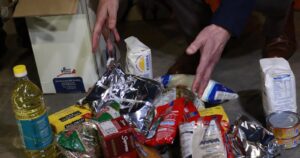 Gobierno alista reparto de cajas de alimentos en medio de confusión interna