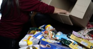 Denuncian estafa con cajas de alimentos entregadas por el Gobierno