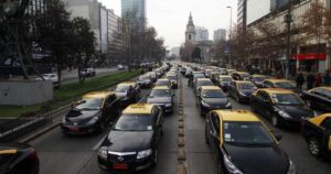 Postergan pago de permisos de circulación a taxis, transportes escolares y buses