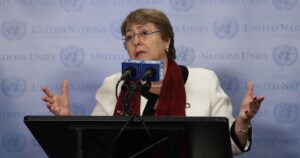 Michelle Bachelet critica actual sistema económico y llama a crear uno 