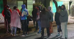 Grupo de venezolanos pernocta afuera de consulado para pedir repatriación por coronavirus