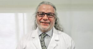 Quién es Renato Acuña, el cirujano pediatra que quiere derrotar a Izkia Siches en el Colegio Médico