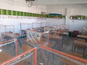 Covid-19: el fallido intento de colegio de adaptar sus salas con plástico y tubos de PVC