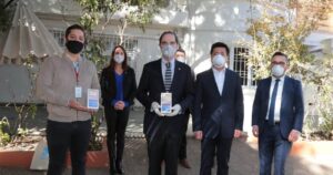 Donan teléfonos para que niños del Sename se comuniquen con sus familias