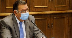 Senador Quinteros se defiende de críticas por viajar contagiado de coronavirus: 