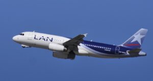 Avión llegará este domingo a Santiago con chilenos varados en Colombia