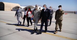 Ministros Rubilar y Espina llegan a Antofagasta a horas del inicio de la cuarentena total