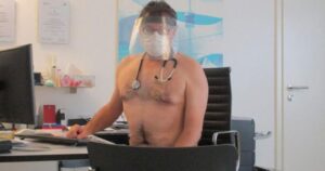 Esto no pasa en Alemania: médicos se desnudan para protestar por falta de insumos de seguridad