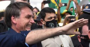 Bolsonaro aparece sin mascarilla en multitudinario acto, mientras los contagiados de coronavirus aumentan