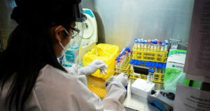 Ugarte responde a Mañalich por uso de plasma: 