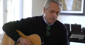 Las críticas que dejó la intervención de Alberto Fernández tocando guitarra para los adolescentes argentinos