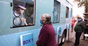 Coronavirus: bus eléctrico se convierte en el primer laboratorio móvil para tomar exámenes de PCR