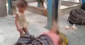 Crisis migratoria en India: dramático video muestra a niño intentando despertar a su madre muerta en una estación de trenes