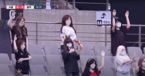 Equipo de Corea del Sur se disculpa por instalar muñecas sexuales como hinchas en el estadio