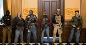 Estados Unidos: manifestantes armados exigen término del confinamiento en Michigan