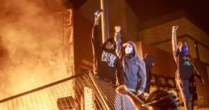 Minneapolis: queman comisaría en nueva protesta por asesinato de George Floyd