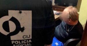 Detienen a profesor argentino acusado de pedofilia: lo encontraron en la cama con alumno de 14 años