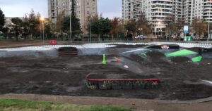 Municipalidad de Santiago tapó con tierra un skate park por incumplimiento de la cuarentena