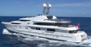 Yate del dueño de AS Monaco llegó a Valparaíso con 30 pasajeros