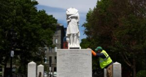 Decapitan estatua de Cristóbal Colón en protesta contra el racismo en Estados Unidos