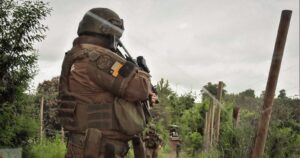 Violenta madrugada en Tirúa: atacan con explosivos torre de telefonía e incendian casa