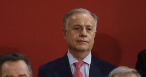 Contraloría ratifica irregularidades del ex ministro Emilio Santelices en compra de acciones