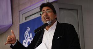 Jadue llama a no esperar certeza científica para tratamientos: 