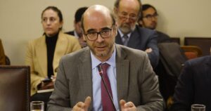 Propuesta de plebiscito de Fernando Atria y Jaime Bassa parte con polémica