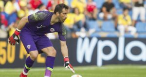 Claudio Bravo emplaza al Sifup en medio de polémica por fondo de retiro de los futbolistas