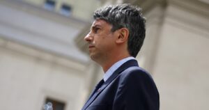 Ministro Andrés Couve respalda cambio en conteo de fallecidos y no descarta nuevos ajustes