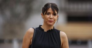 Subsecretaria Martorell sale a responder foto con oficial de Carabineros dado de baja