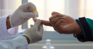 Proteínas en sangre de pacientes con COVID-19 podrían predecir la gravedad de la enfermedad