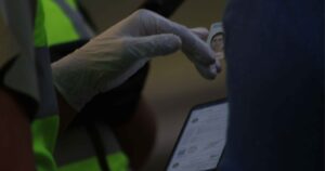 Sujetos arrendaron departamento para fiesta en Las Condes: uno arrasó con barrera de edificio al escapar