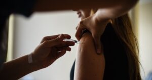 Parlamentarios de América Latina piden que vacuna contra COVID-19 