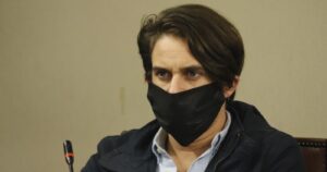 Diputado Gonzalo Winter también recibió caja de alimentos en Ñuñoa