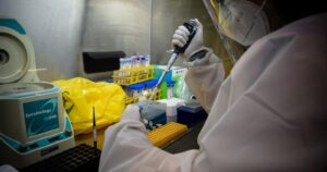 Rusia inscribe fármaco antiviral para combatir el coronavirus