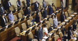 Diputados UDI se burlan de parlamentarios de oposición con un meme